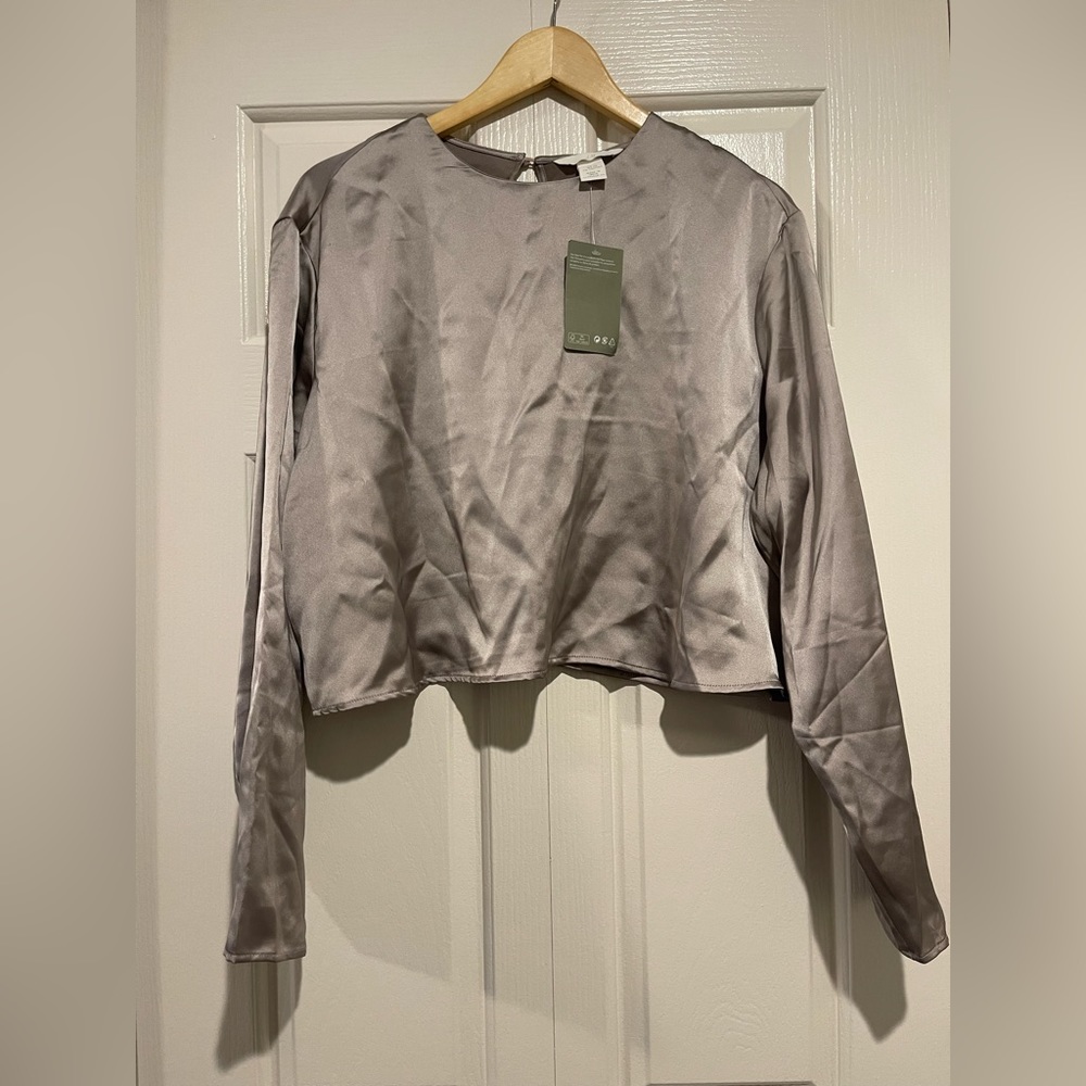Cropped ladies tee silky material